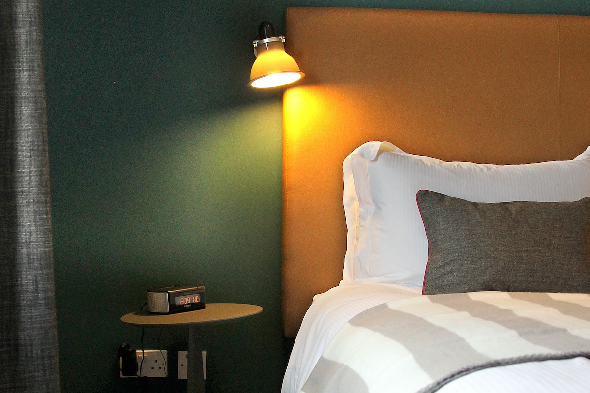 Desk, iron/ironing board, WiFi, bed sheets