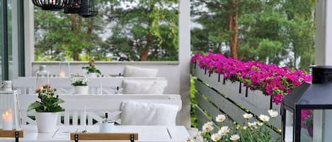 2 restaurants, breakfast, lunch, dinner served; international cuisine