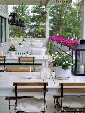 2 restaurantes; se sirve desayuno, almuerzo y cena; cocina internacional