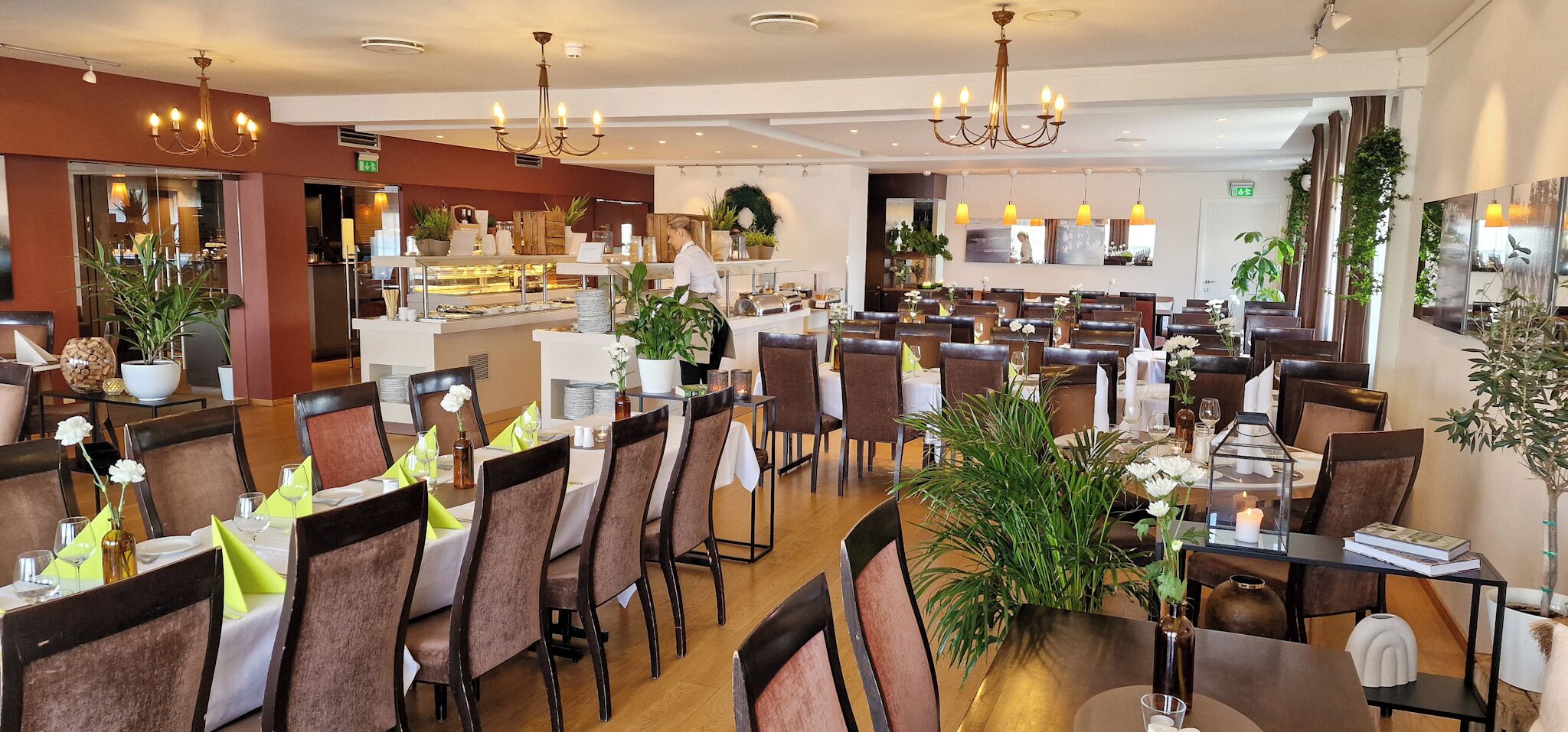 2 restaurantes, se sirven desayunos, comidas y cocina internacional