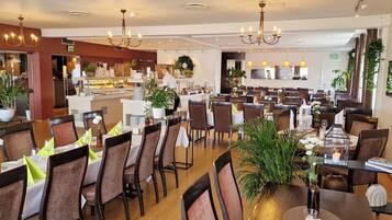 2 Restaurants, Frühstück, Mittagessen, Abendessen, internationale Küche