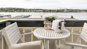 Klassisk enkelt eller dobbeltrom med fjordutsikt og balkong | Vue depuis le balcon