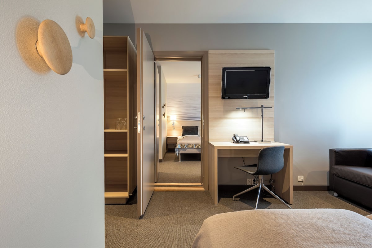 Family Room | Egyptian cotton sheets, hypo-allergenic bedding, down comforters