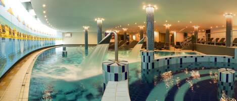 Kolam renang indoor dan kolam renang outdoor