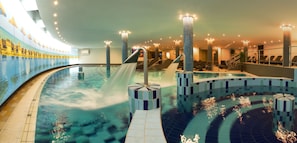 Una piscina cubierta, una piscina al aire libre