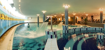 Una piscina techada, una piscina al aire libre