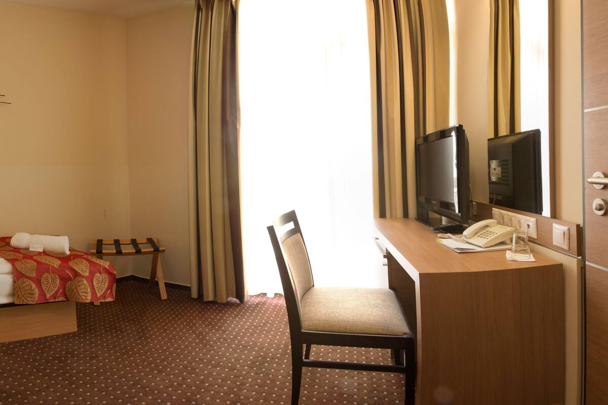 Single Room | Hypo-allergenic bedding available, minibar, in-room safe, desk