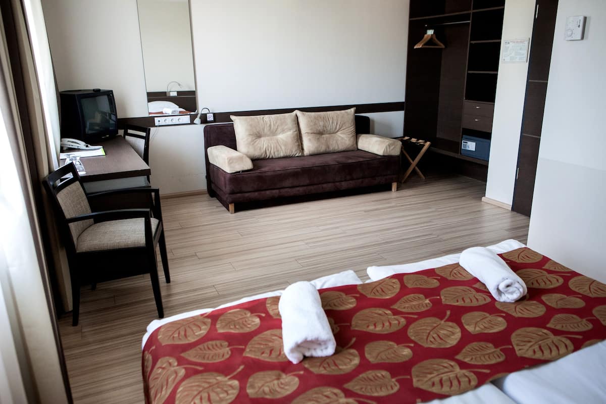 Familiekamer | Hypoallergeen beddengoed, een minibar, een kluis op de kamer, een bureau