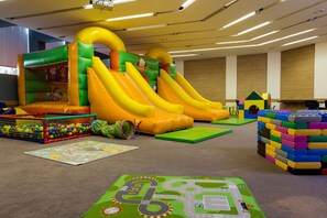 Zona de juegos infantil cubierta