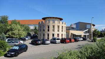 Self parking (HUF 1500 per day)