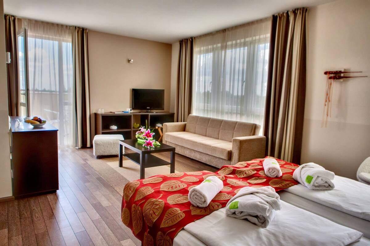 Suite | Hypo-allergenic bedding available, minibar, in-room safe, desk