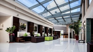 Lobby sitting area - CE Plaza Hotel (Siófok)