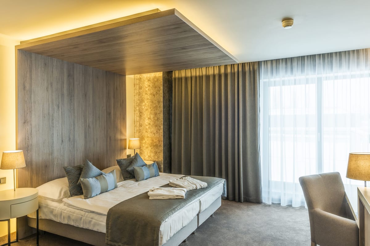 standard room | 1 bedroom, minibar, in-room safe, desk