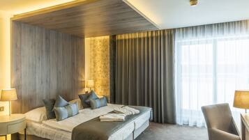 Standard Room | Minibar, in-room safe, desk, iron/ironing board