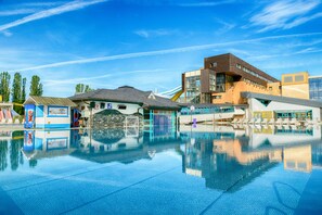 Piscina coberta, piscina a l'aire lliure, para-sols i gandules 