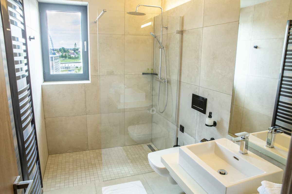 standard room | bathroom | combined shower/bathtub, free toiletries, hair dryer, bathrobes