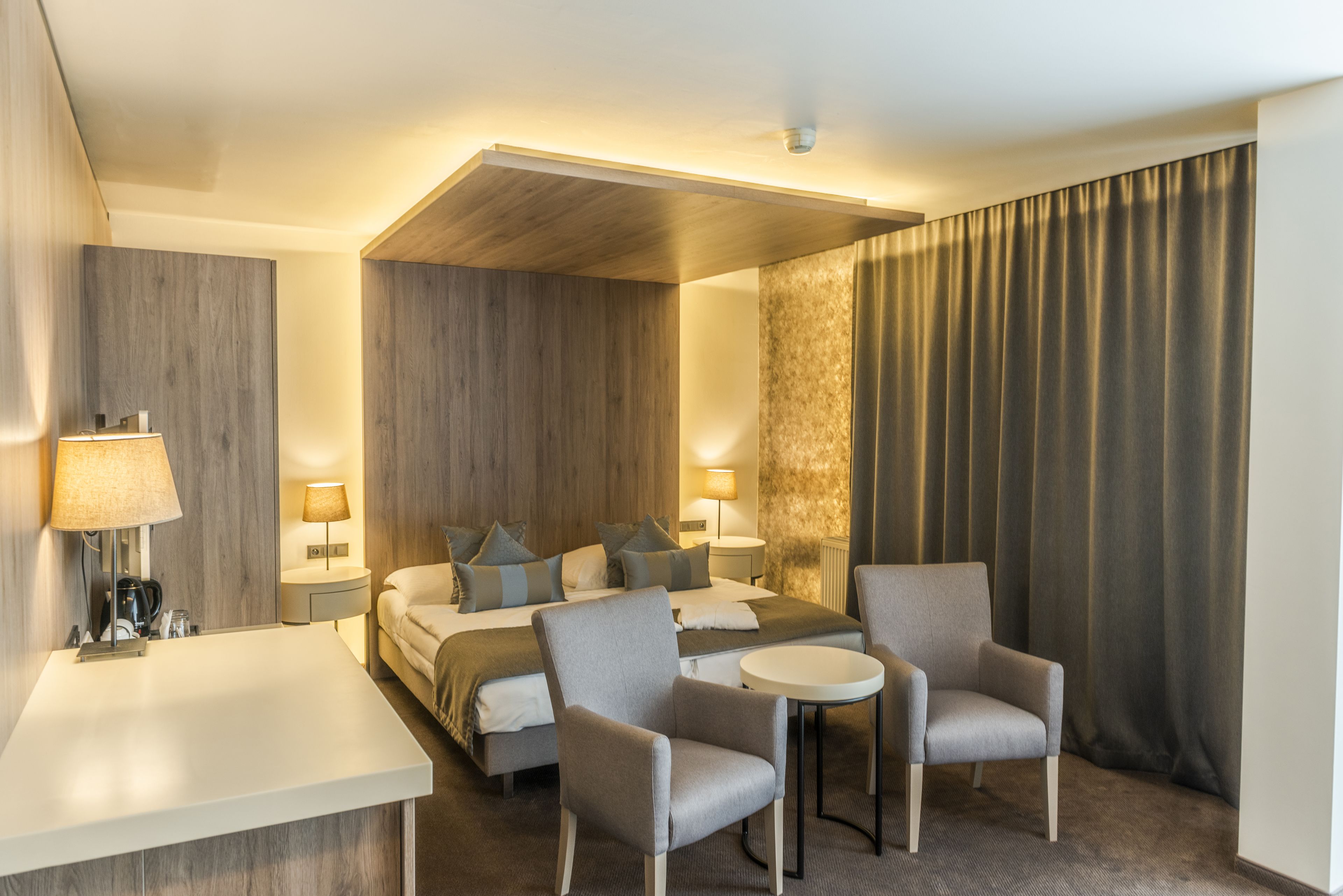 standard room | 1 bedroom, minibar, in-room safe, desk