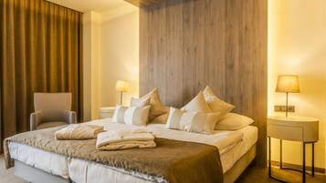 Standard Room | Minibar, in-room safe, desk, iron/ironing board