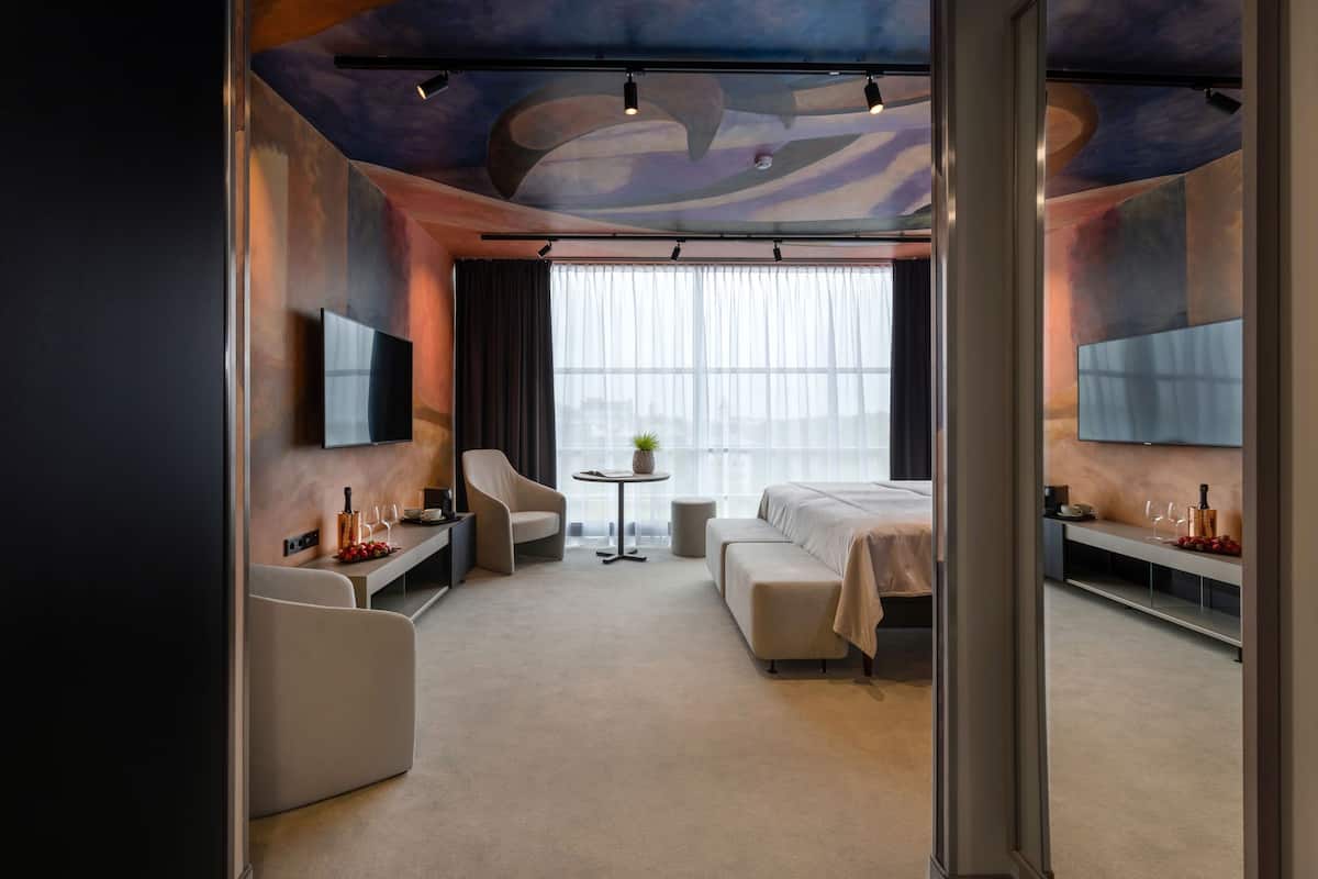 deluxe double room | hypo-allergenic bedding, minibar, in-room safe, desk