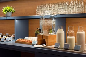 Desayuno buffet los fines de semana (con cargo) 