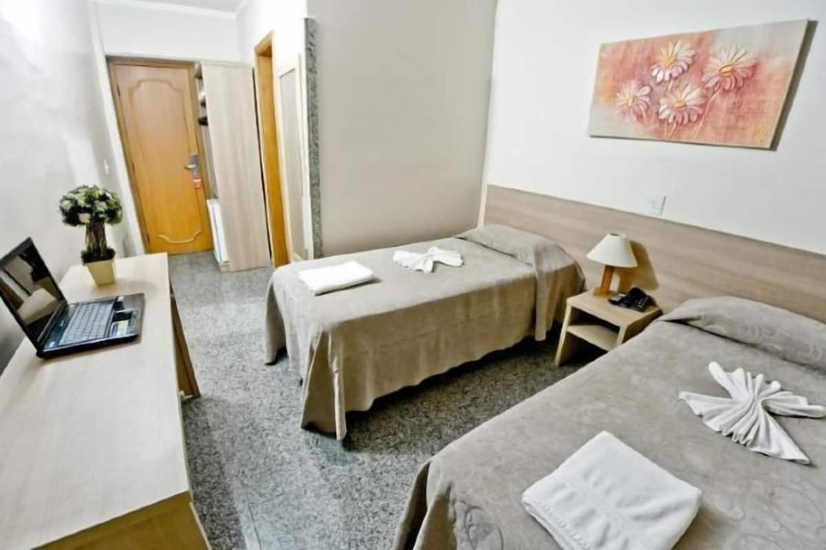 Minibaari, tallelokero huoneessa, työpöytä