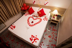 Minibar, in-room safe, desk, laptop workspace - Hotel Nacional Inn Sorocaba (Sorocaba)