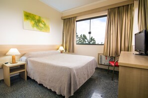 Standard dubbelrum | Minibar, värdeförvaringsskåp på rummet och skrivbord