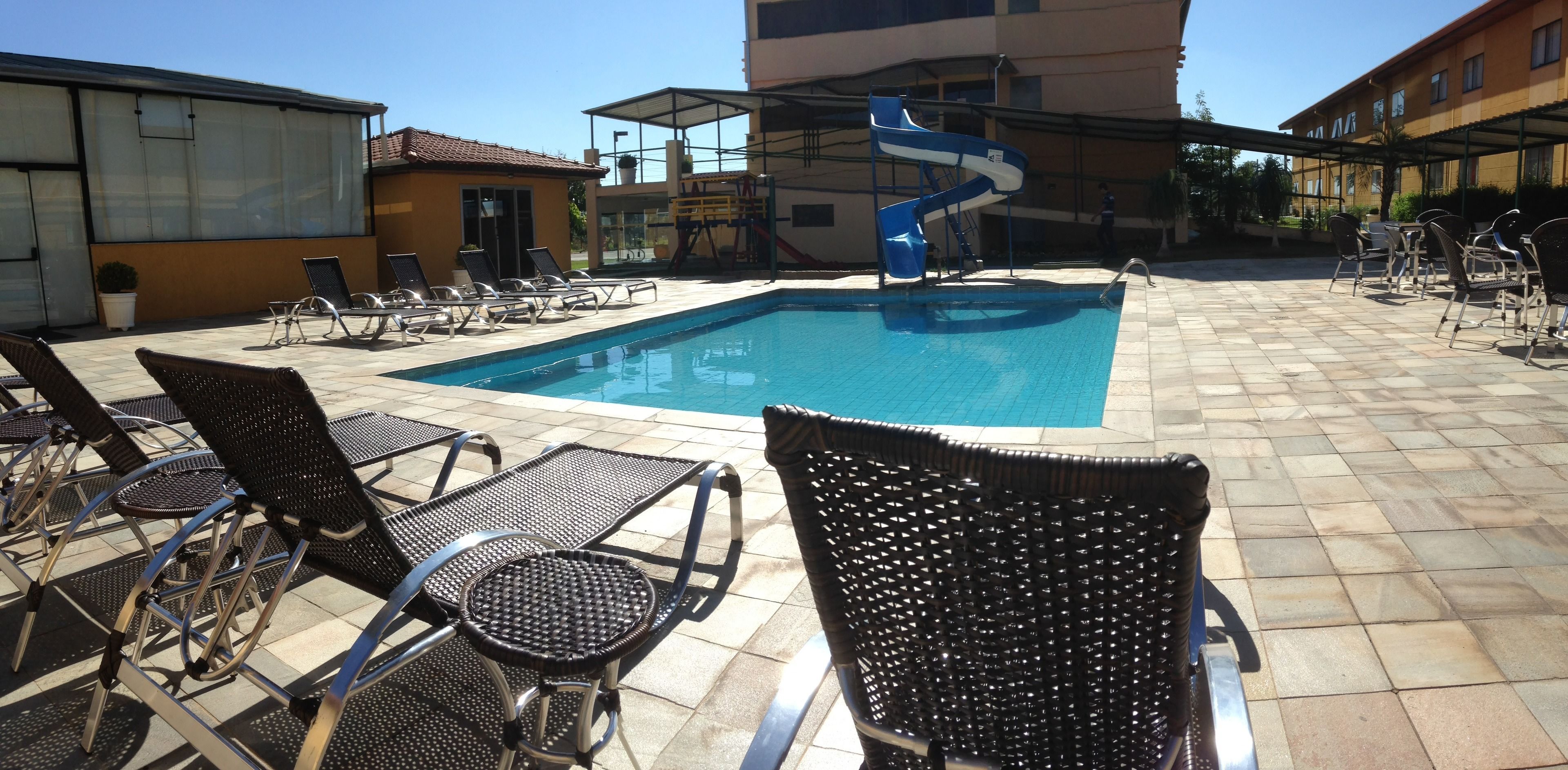 outdoor pool, open 9:00 am to 10:00 pm, pool loungers