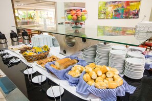 Se ofrece un desayuno continental (20 BRL por persona)