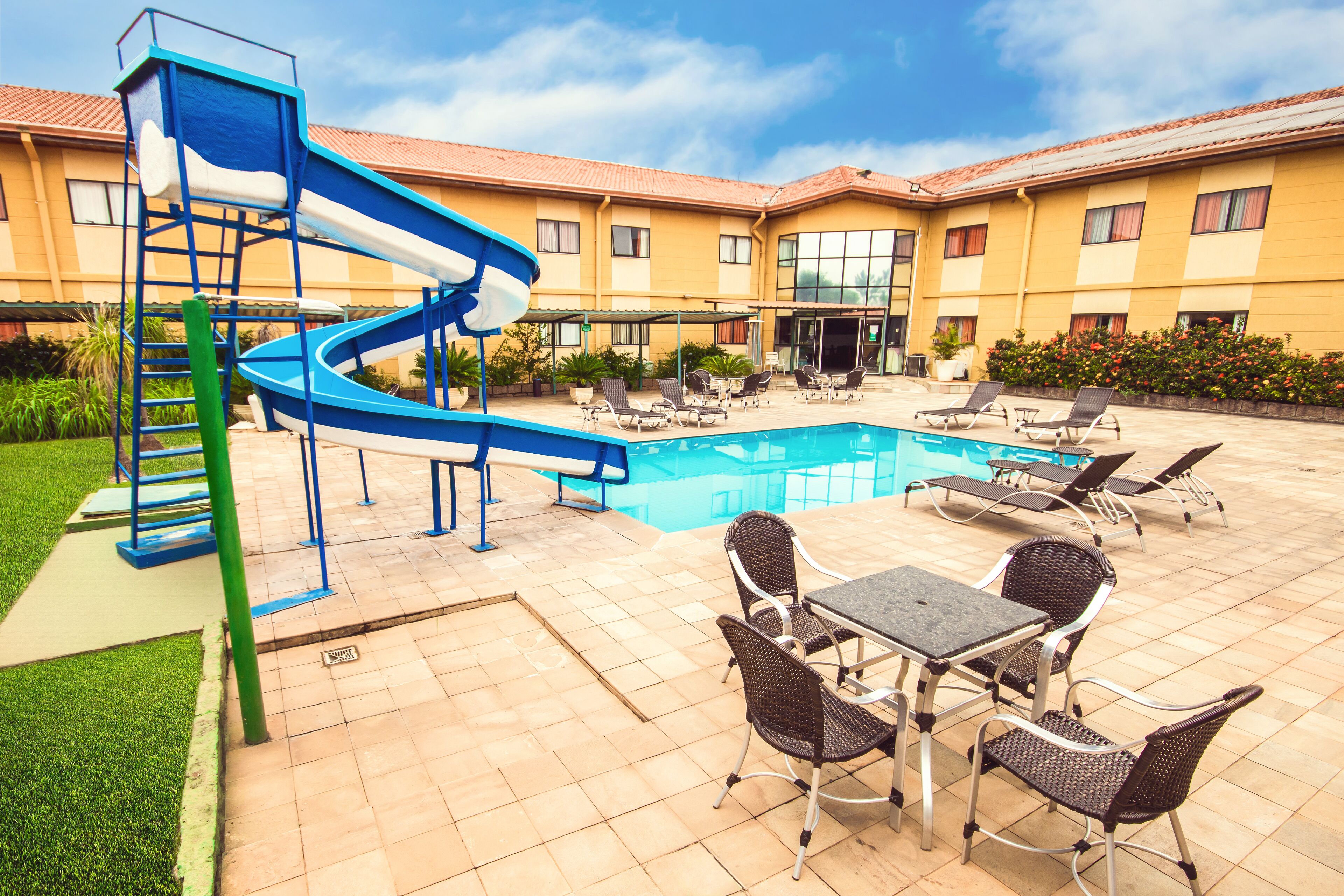 Piscina externa, funciona das 9h às 22h, espreguiçadeiras