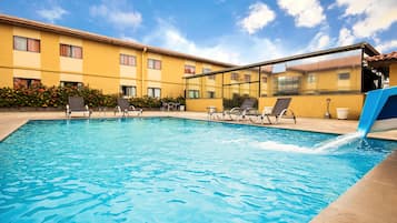 Alberca al aire libre, acceso de 09:00 a 22:00, y camastros