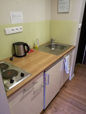 Geladeira, cooktop, cafeteira/chaleira, chaleira elétrica