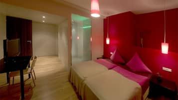 Quarto casal ou duplo standard | Roupas de cama antialérgicas, camas Select Comfort, frigobar