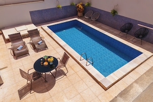 Una piscina al aire libre