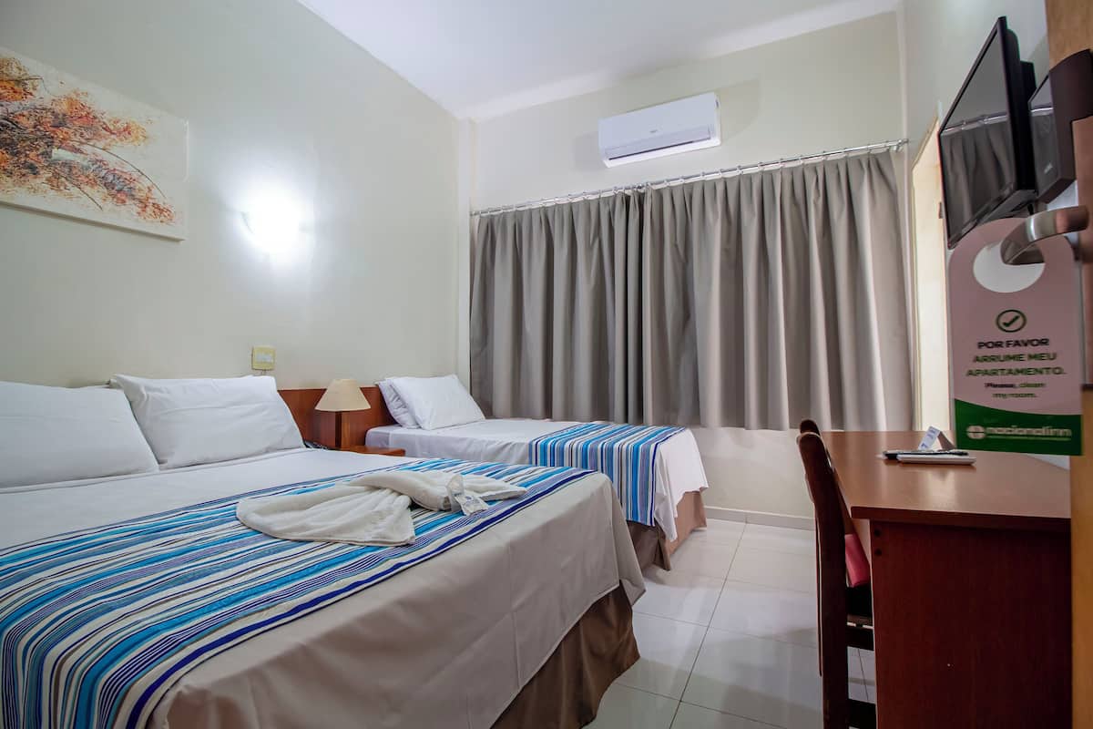 Minibar, meja kerja, Wi-Fi gratis, dan seprai linen