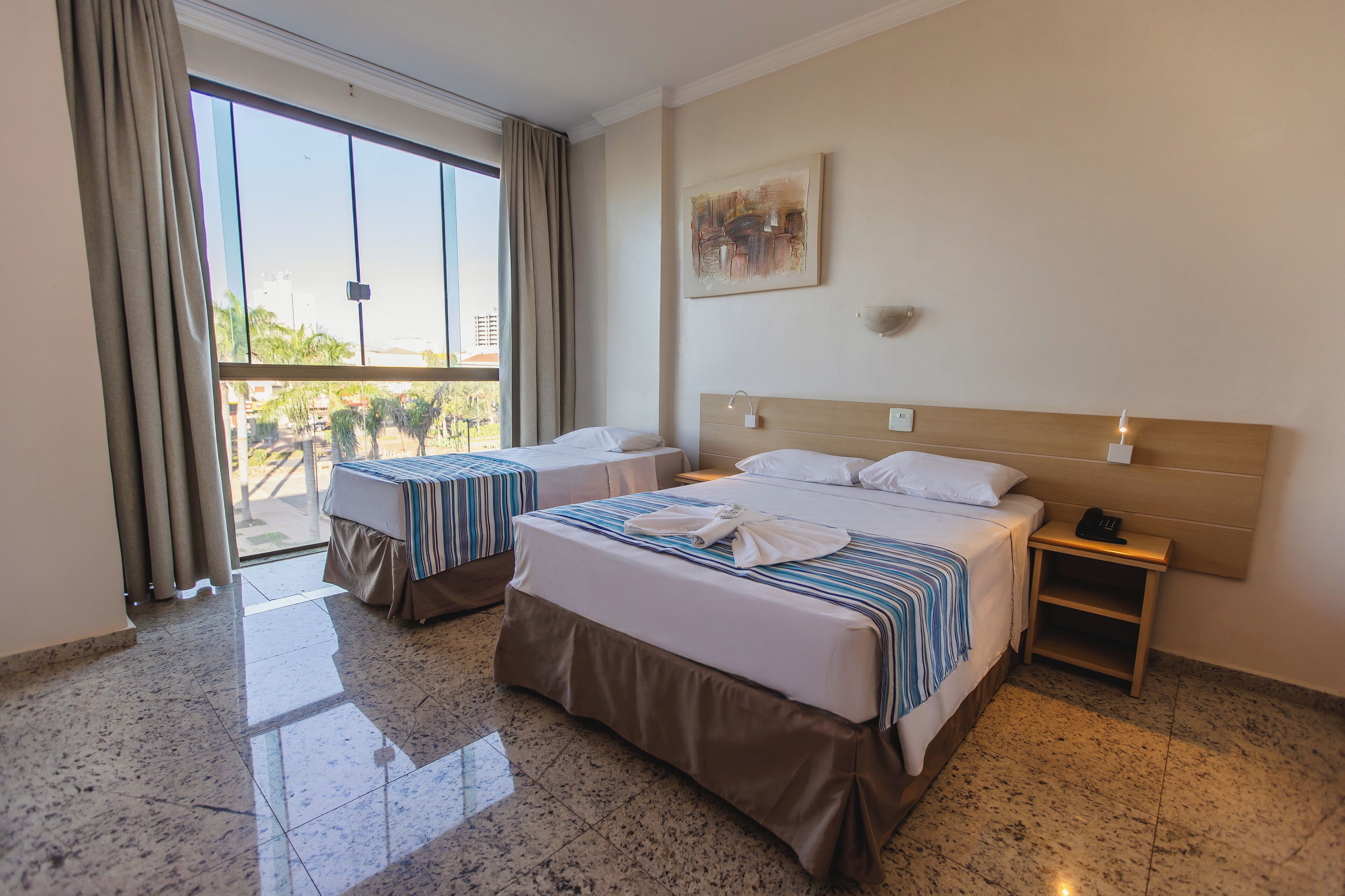 家庭三人房 | 迷你吧、办公桌、免费 WiFi、床单