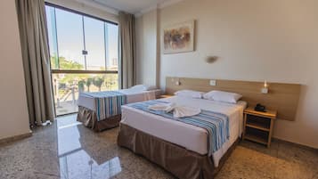 Quarto triplo família | Frigobar, escrivaninha, Wi-Fi de cortesia, roupa de cama