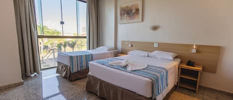 Minibar, escritorio, wifi gratis y ropa de cama