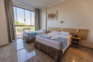 家庭三人房 | 迷你吧、办公桌、免费 WiFi、床单