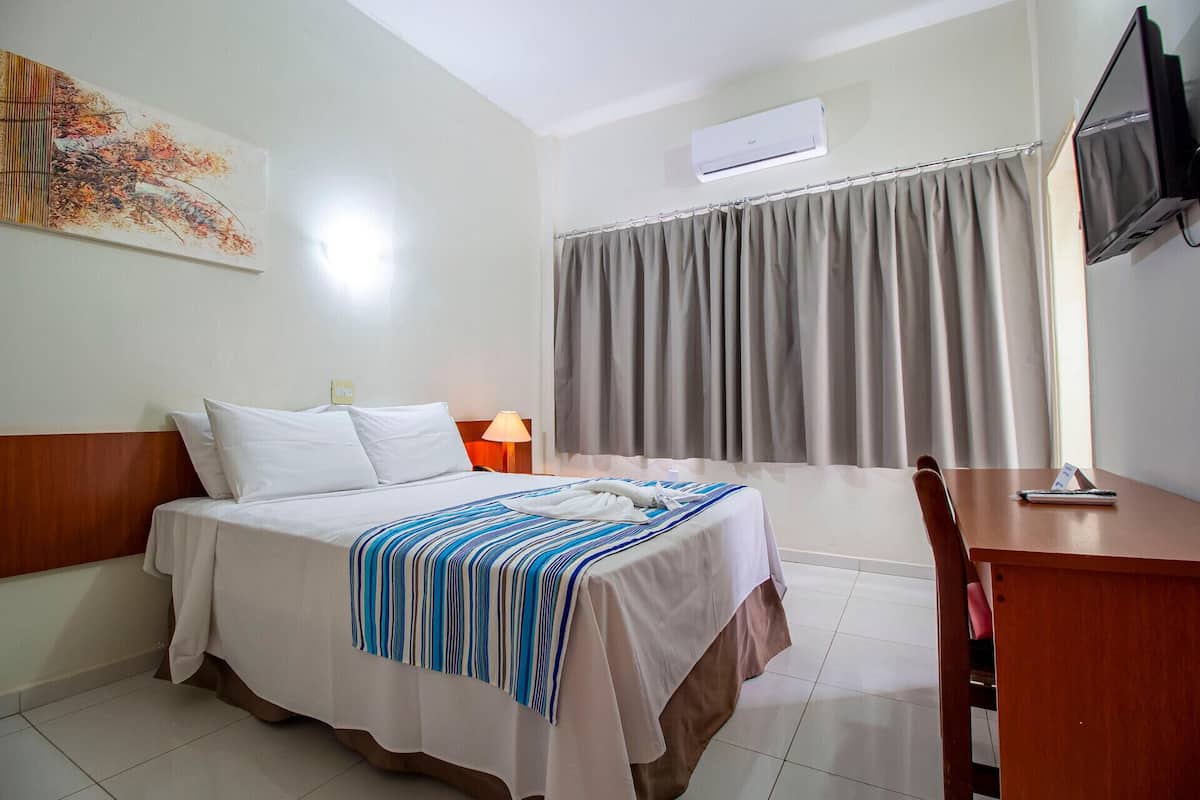 Minibar, meja kerja, Wi-Fi gratis, dan seprai linen