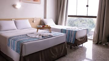 Quarto triplo família | Frigobar, escrivaninha, Wi-Fi de cortesia, roupa de cama