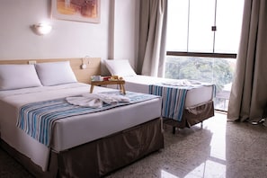 Chambre triple familiale | 1 chambre, minibar, bureau, accĂšs au Wi-Fi (inclus)