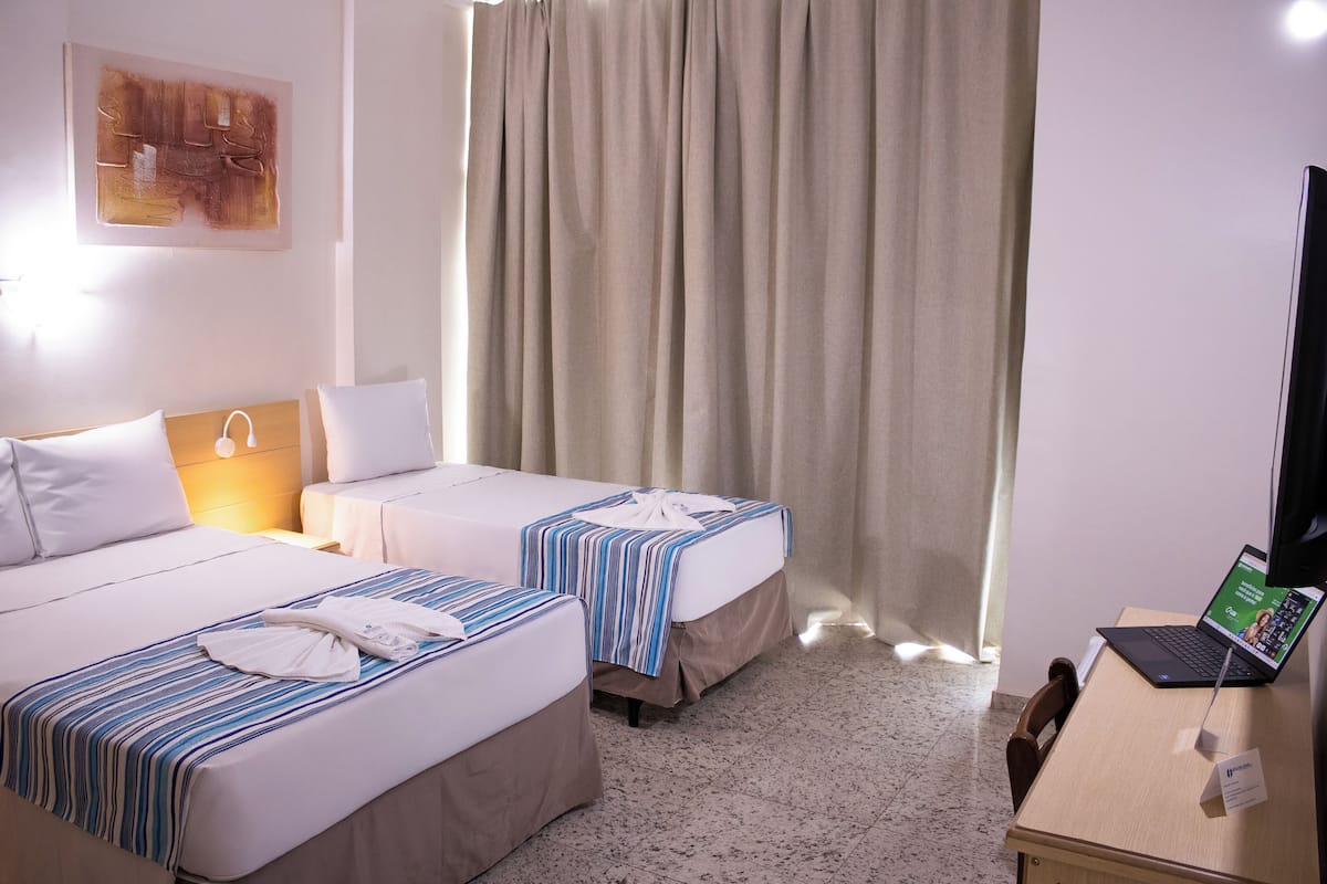 Minibar, meja kerja, Wi-Fi gratis, dan seprai linen