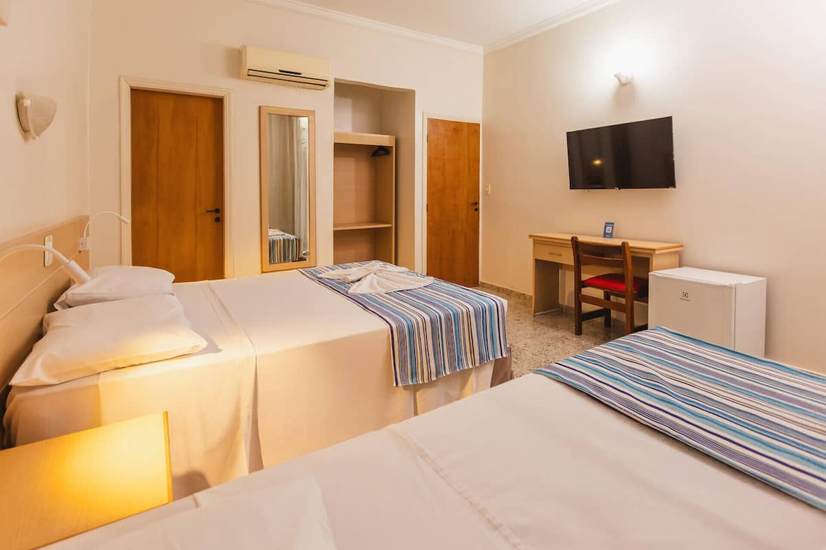 Minibar, meja kerja, Wi-Fi gratis, dan seprai linen