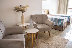 Habitación cuádruple familiar | Minibar, escritorio, wifi gratis y ropa de cama