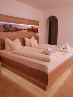 Minibar, desk, iron/ironing board, free cribs/infant beds - Gartenhotel Weisser Hof (Malente)