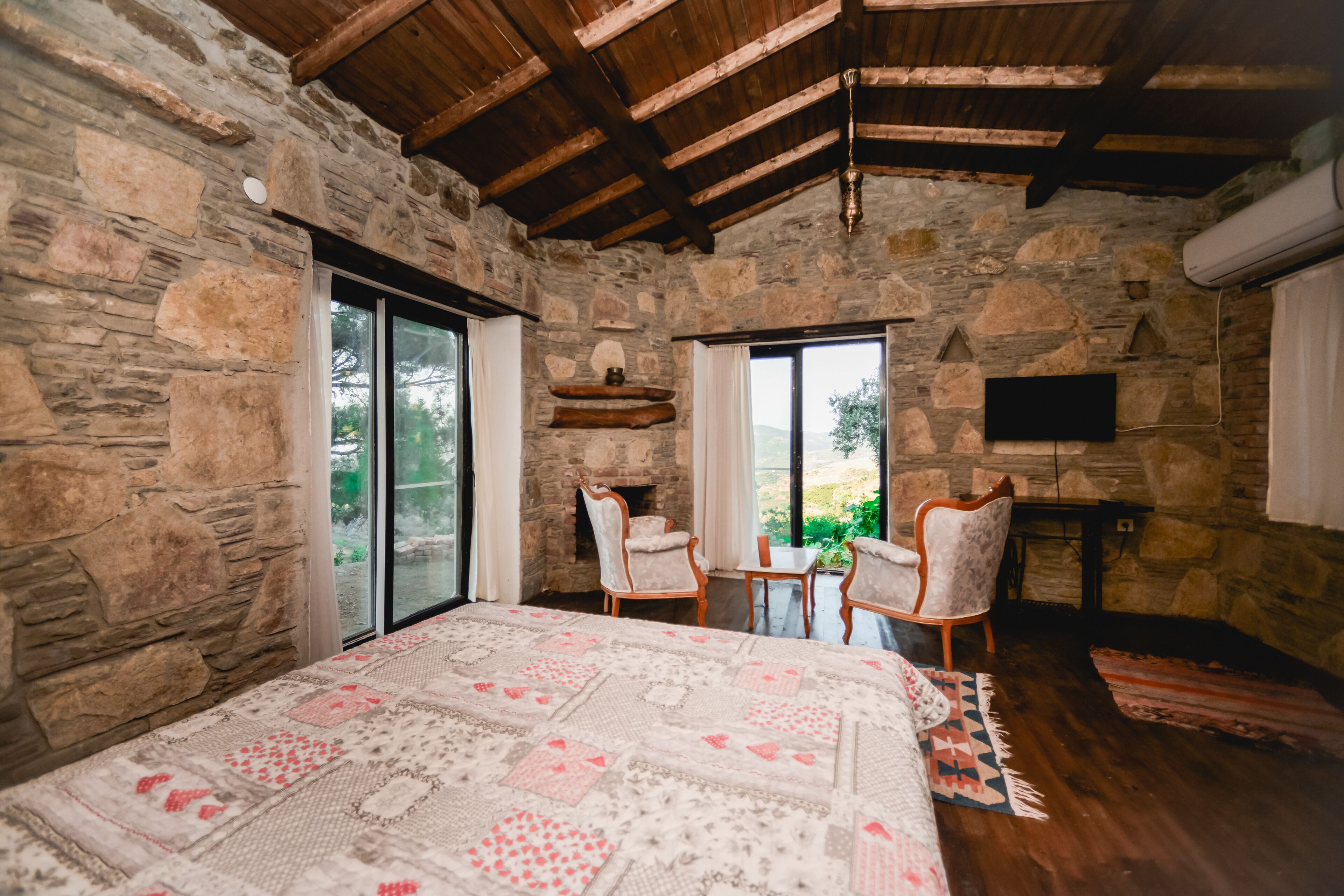 Standard Chalet | Minibar, desk, iron/ironing board, free cribs/infant beds