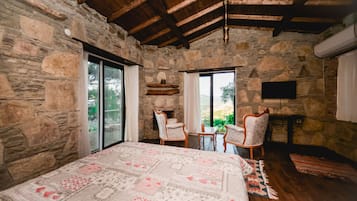 Standard Chalet | Minibar, desk, iron/ironing board, free cribs/infant beds