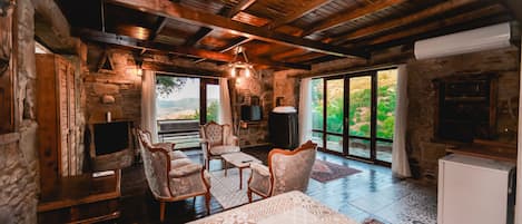 Alpehytte – deluxe | Minibar, skrivebord, strykejern/-brett og barnesenger (inkludert)