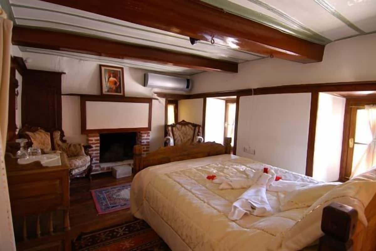 Minibar, escritorio, tabla de planchar con plancha y cunas gratuitas